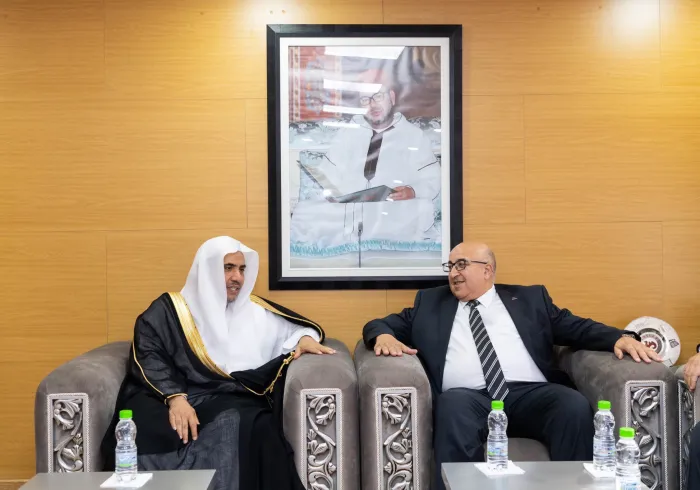 مراکش میں محمد الخامس یونیورسٹی کے مدیر جامعہ،  عزت مآب شیخ ڈاکٹر محمد العیسی کا یونیورسٹی میں خیر مقدم کررہے ہیں