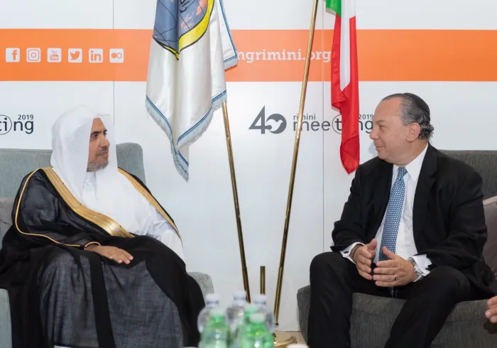 التقى معالي الشيخ د.⁧محمد العيسى⁩ في جناح ⁧رابطة العالم الإسلامي⁩ بريميني الإيطالية بالراباي المستقل مارك شناير رئيس المؤسسة العالمية للتفاهم بين الأعراق