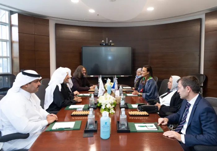 ڈاکٹر محمد العیسی نے فرانسیسی رکن پارلیمنٹ محترمہ امیلیا لاگراوے کی موجودگی میں، امن سے متعلق نوجوانوں میں آگہی کے فروغ کے لئے فرانسیسی عالمی کارکن محترمہ لطیفہ زیاتن کا استقبال کیا