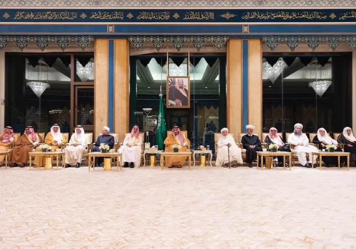 خادم الحرمين الشريفين يستقبل العلماء المشاركين في مؤتمر ⁧رابطة العالم الإسلامي⁩ ويتسلم ⁧وثيقة مكة المكرمة⁩ من كبار علماء الأمة الإسلامية