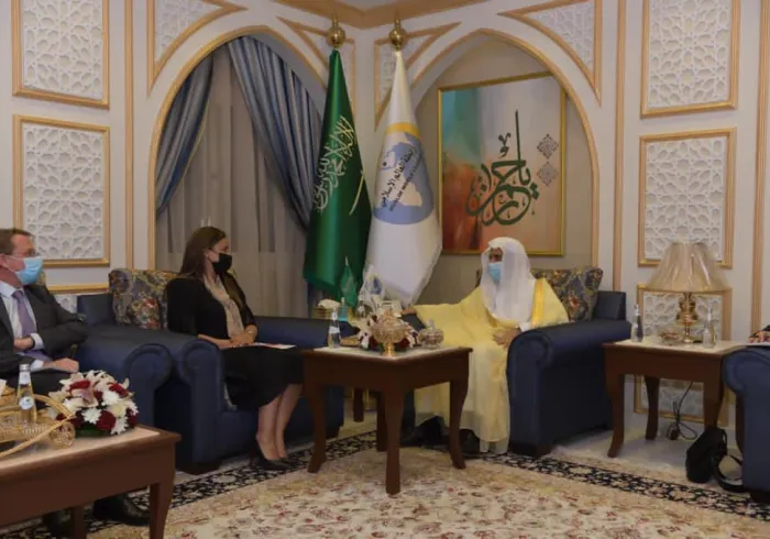 His Excellency the Secretary General Sheikh Dr. Mohammad Alissa met in his office in the Governorate of Jeddah, the member of the French Parliament, Mrs. Amelia Lakrafi, where a number of issues of common interest were discussed during the meeting. The meeting was attended by the Ambassador and the Consul.