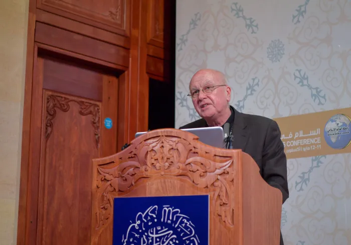 Le représentant du Vatican, président des archevêques de Southwark et chef du Comité de la conférence des évêques d’autres religions, Mgr Kevin Macdonald, durant le congrès sur la paix dans les religions, organisée par la Ligue Islamique Mondiale à Oxford