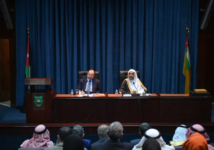 En présence de son Exc. le Recteur de l'Université Jordanienne et le personnel enseignant, Son Exc le Secrétaire Général de la Ligue Islamique Mondiale, le Cheikh Dr. Mohamed ALISSA, a donné une conférence durant sa visite.