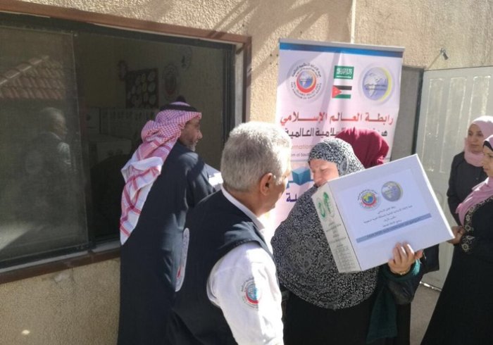 The Muslim World League distributes 3000 food baskets, 1500 blankets and 3000 gas coupons to the Syrian refugees in Jordan