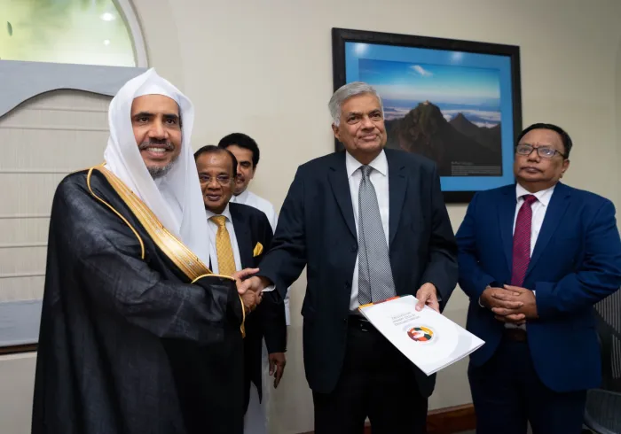 ڈاکٹر محمد العیسی نے کولمبو میں سری لنکا  کے وزیر اعظم سے ملاقات کی،انہوں نے رابطہ عالم اسلامی کے مناسب وقت پر دورے کی تعریف کرتےہوئے مسلمان ہم وطنوں پر فخر کا اظہار کیا