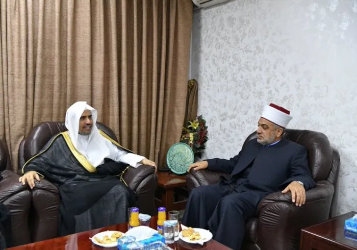 Le Grand Mufti du Royaume hachémite de Jordanie, recevant le Secrétaire Général de la Ligue, dans son bureau à Amman ; la rencontre a porté sur des sujets d’intérêt commun.