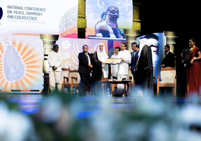 ‏في ختام ⁧قمة وئام الأديان⁩ : فخامة الرئيس السريلانكي يمنح معالي الشيخ د. محمد العيسى⁩ وسام الجمهورية الأعلى لجهوده في تعزيز السلام بين أتباع الأديان.