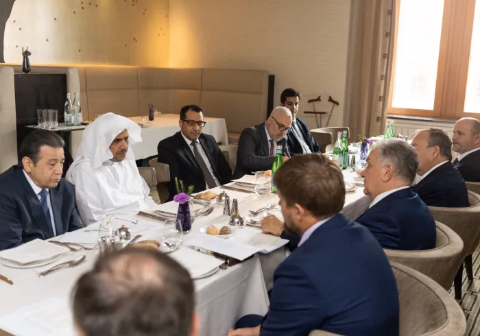 شیخ ڈاکٹر محمد العیسی نے ماسکو میں روسی صدارتی ادارہ برائے داخلی پالیسی امور کے ڈائریکٹر محترم  میخائیل بیلوساف سے ملاقات کی۔ محترم بیلوساف نے روس میں رابطہ عالم اسلامی کی کاوشوں کو سراہا۔دونوں رہنماؤں میں مشترکہ دلچسپی کے امورپر اظہارخیال ہوا