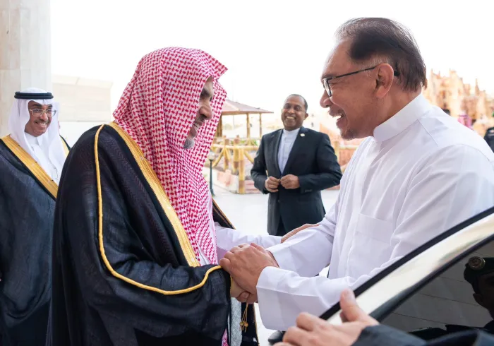 مکہ مکرمہ رہائش گاہ پر: ملائیشیا کے وزیر اعظم جناب انور ابراہیم کی آج سہ پہر ڈاکٹر محمد العیسی کے گھر آمد۔