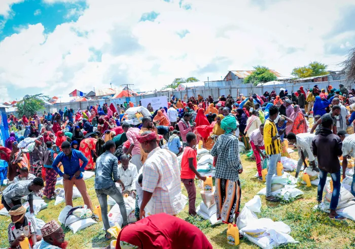 صومالیہ میں خشک سالی کے پیش نظر: خشک سالی  سے سب سے زیادہ متاثرہ علاقوں میں ”قحط کی تباہی“ سے بچنے کے لئے  رابطہ عالم اسلامی کی جانب سے پیش کردہ منصوبے کے تحت خوراک،پینے اور آبپاشی کےلئے پانی کے ٹینکر کی تقسیم جاری ہے۔