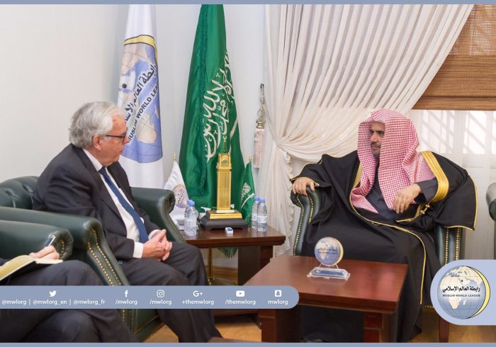 His Excellency the Secretary General of the Muslim World League receives in his offices Mr. Rolf Willy Hansen, the Norwegian ambassador.