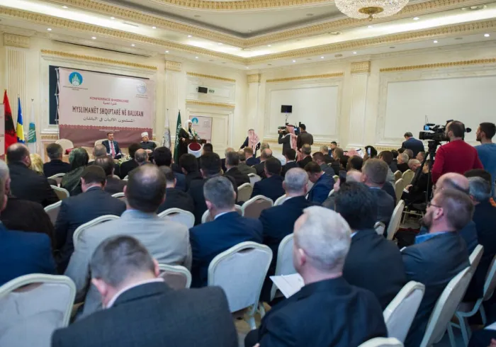 Le SG lors de la cérémonie d'ouverture du colloque organisé par la LIM au Kosovo sous l'égide du Président du Parlement et du Grand Moufti. 