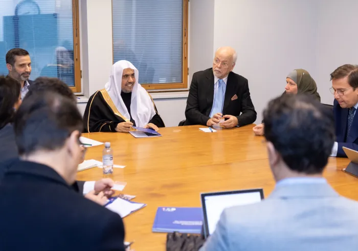 En Finlande à Helsinki Mohammad Alissa a rencontré les membres du «Forum national pour l’entraide entre les adeptes de religions de cultures» pour confirmer le respect de la différence la formation de personnes sur l’éthique nationale et sur les dénominateurs communs humains.