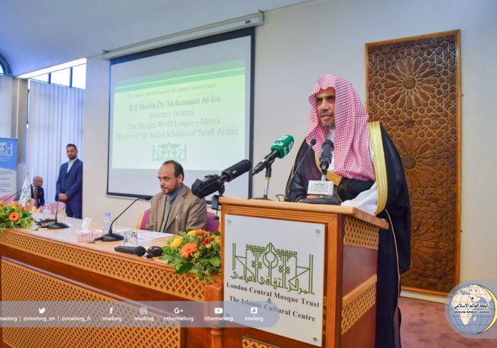 HE the SG talking to Muslim community in the Islamic cultural center in Britain . The talk centered around topics of benefit to the community.