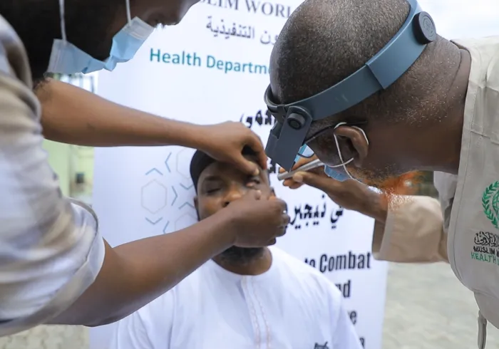 رابطہ عالم اسلامی نگہداشت اور علاج کے پروگراموں کے ذریعے افریقہ میں اندھے پن  سے نبرد آزما ہے