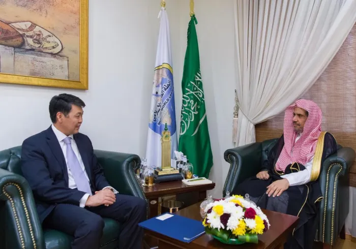  عزت مآب شیخ  ڈاکٹر محمد العیسی نے آج دوپہر اپنے آفس میں قازق سینٹ کے  چیئروومن کا پیغام وصول کیا ۔مملکت سعودی عرب میں قازقستان کے سفیر محترم بیریک آرین نے پیغام آ پ کے سپرد کیا۔