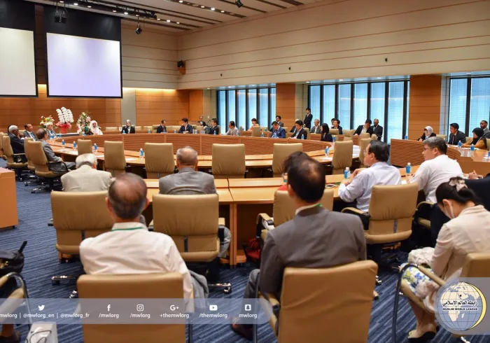 معالي الأمين العام في حوار مطول ومهم مع برلمانيين يابانيين ، محتفين في نهاية اللقاء بمعاليه على مأدبة غداء.