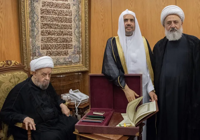 Cheikh Abdelemir Qoubelane, Président du Haut Conseil populaire islamique reçoit le Secrétaire général de la Ligue Islamique Mondiale, Cheikh Mohamed Alissa au siège du Parlement à Beyrouth en présence du Vice Président du Parlement  Ali Elkhratib.