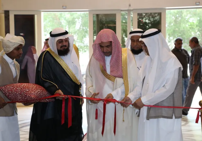 معالي أمين عام رابطة العالم الإسلامي الشيخ د. محمد العيسى يفتتح في المنطقة المركزية بـ مكة المكرمة برج هيئة الإغاثة التابعة للرابطة والذي استغرق بناؤه سنتين