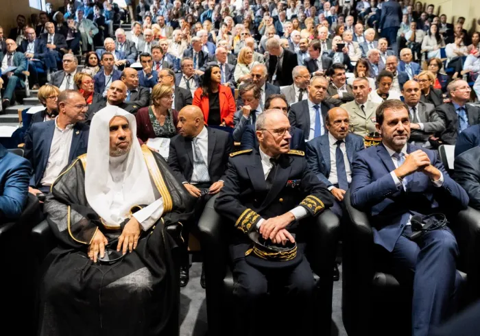 رابطہ اس بات کی وضاحت کرتی ہے کہ اسلامی مراکز کے انتظام سے متعلق اس کے بیان کا مفہوم یہ ہے کہ رابطہ ہر مقامی حکومت کے ساتھ مل کر اسلامی کمیونٹی کی نمائندگی کی طرف توجہ مرکوز کیئے ہوئے ہے اور یہ (مذہبی اعتدال پسندی) میں معاون ومددگار ہے 