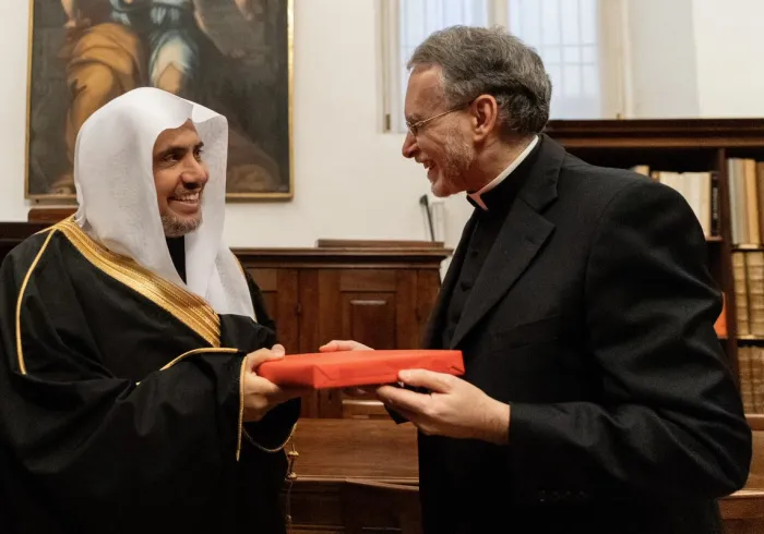 Avec des d'universitaires et des penseurs le Musée italien Ambrosiana honore Muhammad Alissa pour promouvoir l'amitié entre les nations et les peuples. La bibliothèque du musée est connue mondialement pour ses anciens manuscrits et peintures artistiques datant de 170 après JC.