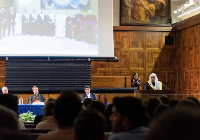 ڈاکٹر محمد العیسی کیتھولک یونیورسٹی سے خطاب کرتے ہوئے: