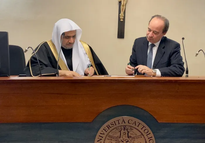 Le doyen de l’université catholique récompense Mohammad Alissa SG de la LIM et signe avec lui un accord de collaboration au nom de l’université qui est l’une des plus prestigieuses en Europe.