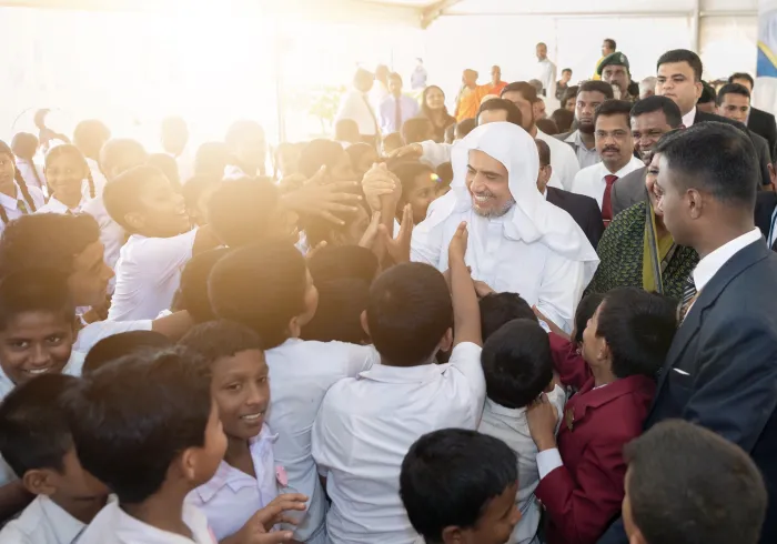 La Charte de LaMecque souligne qu’il est de la plus haute responsabilité des États et des organisations internationales de veiller au bien-être des enfants, à leur santé et éducation. La LIM s’engage à offrir à la jeunesse les moyens de construire un avenir meilleur.