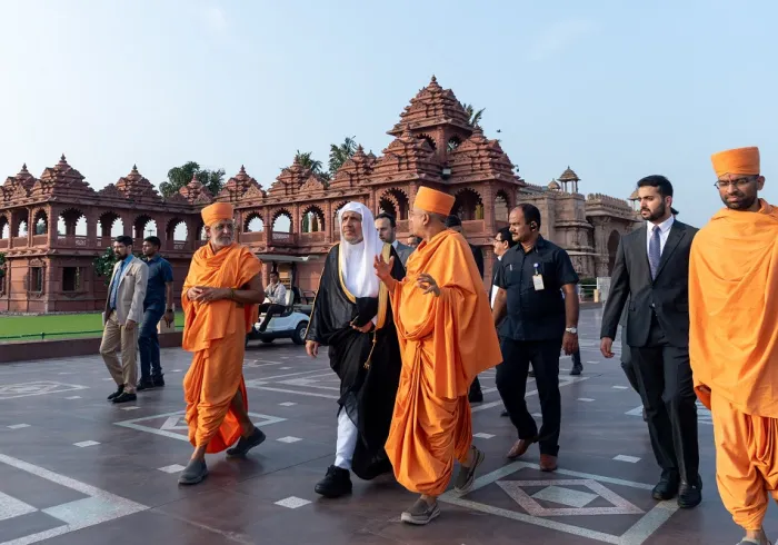 جناب دبیر کل رئیس انجمن علمای مسلمان، آقای شیخ دکتر محمد العیسی با رهبران هندو در پایگاه آنها در جمهوری هند دیدار نمود، در این دیدار برخی از موضوعات مشترک مورد بحث و بررسی قرار گرفت.