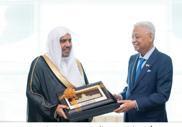 ملائیشیا کے وزیر اعظم جناب اسماعیل صبری  نے ڈاکٹر محمد العیسی کا استقبال کیا