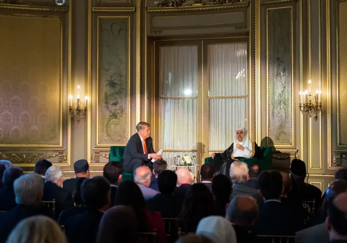 با حضور بیش از 30 مرکز و مؤسسه پژوهشی،تحقیقاتی برجسته و مشاوران سیاستگذاری در کنگره آمریکا: "واشنگتن، دیسی" میزبان گفتگوی آزاد با جناب دکتر شیخ محمد العیسی شد که در طی آن ایشان، ارزش ها و مفاهیم اسلامی را در سند مکه المکرمه شرح نمودند.