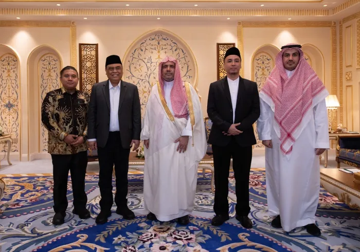 ‏استقبل معالي الأمين العام، رئيس هيئة علماء المسلمين، فضيلة الشيخ د.⁧‫محمد العيسى‬⁩- في مقر الرابطة بمكة المكرمة- مسؤول ديوان مساجد إندونيسيا، ورئاسة رابطة الملاوي حول العالم معالي الوزير د. شفر الدين كامبو