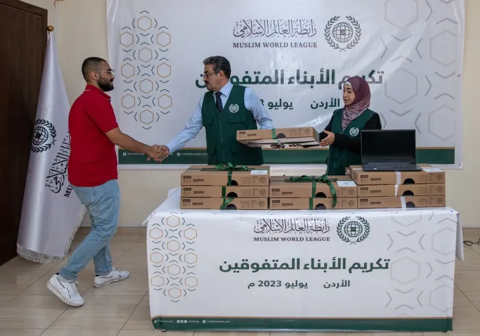 سازمان همبستگی جهان اسلام ده‌ها هزار یتیم از سراسر جهان را در آغوش می‌گیرد و به امور مختلف بهداشتی، آموزشی و تربیتی آنها رسیدگی می‌کند، همچنین بر فراهم نمودن آموزش های لازم و شرایط مورد نیاز جهت ورودشان به بازار کار و خدمت به کشورهایشان تمرکز دارد.