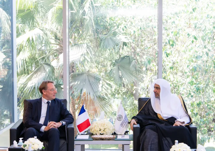 عزت مآب شیخ ڈاکٹر محمد العیسی نے ریاض میں اپنے دفتر میں مملکت سعودی عرب میں جمہوریہ فرانس کے سفیر جناب لوڈوک پویلی کا استقبال کیا