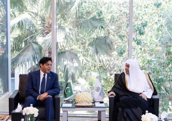 Yang Mulia Sekretaris Jenderal LMD, Ketua Asosiasi Ulama Muslim, Syekh Dr. Mohammed Al-issa, menerima Yang Mulia Direktur Jenderal Badan Intelijen Antar-Layanan Pakistan, Letnan Jenderal Nadeem Ahmed Anjum.