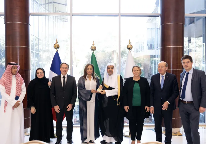 Pada siang hari ini, Yang Mulia Sekretaris Jenderal LMD, Ketua Asosiasi Ulama Muslim, Syekh Dr. Mohammed Al-issa    , bertemu dengan delegasi parlemen Perancis, di kantor cabang Liga Muslim Dunia di Riyadh