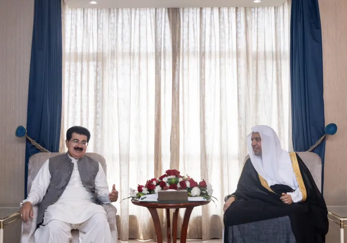 Yang Mulia Sekretaris Jenderal LMD, Ketua Asosiasi Ulama Muslim, Syekh Dr.Mhmd Alissa bertemu dengan Yang Mulia Presiden Senat Pakistan, Tn. Sadiq Sanjrani.