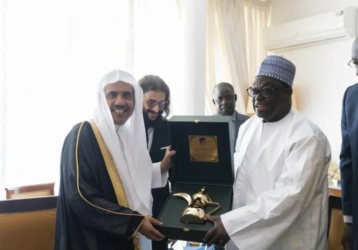 رابطہ عالم اسلامی مضبوط دوستی کے فروغ کے لئے دنیا بھر میں اپنی عالمی امدادی کاموں کو غیر ملکی حکومتوں،غیر منافع بخش تنظیموں اور مقامی کمیونٹیز کے ساتھ بہترین  طریقے سے سر انجام دے رہی ہے