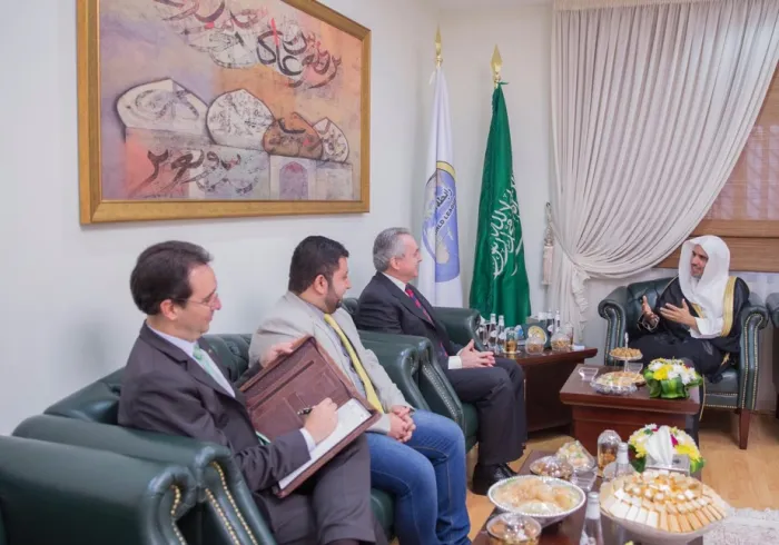 Le Secrétaire Général de la Ligue Islamique Mondiale recevant l’Ambassadeur du Brésil auprès du Royaume pour une rencontre qui a porté sur des sujets d’intérêt commun.