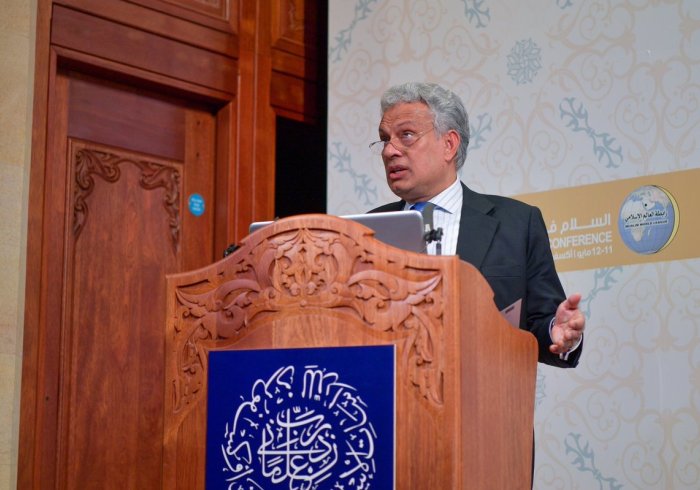 President, Oxford Centre for Islamic Studies, Oxford University, Dr. Farhan Nizami addresses the gathering at the Conference on Peace In The Revealed Religions organized by the MWL at the Auditorium of the University. 