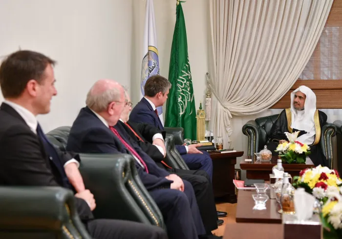 Le Secrétaire Général de la Ligue recevant dans son bureau à Ryadh une délégation du Parti Travailliste anglais.