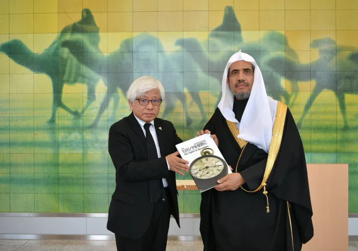 مدير متحف هيروشيما يُرحب بزيارة معالي الأمين العام د. محمد العيسى، مثمناً مشاعره الإنسانية والسِّلْمية .. فيما أهدى لمعاليه الكتابَ التفصيلي لتداعيات إلقاء القنبلة النووية "بغلاف صورة الساعة المتوقفة من لحظة إلقائها"