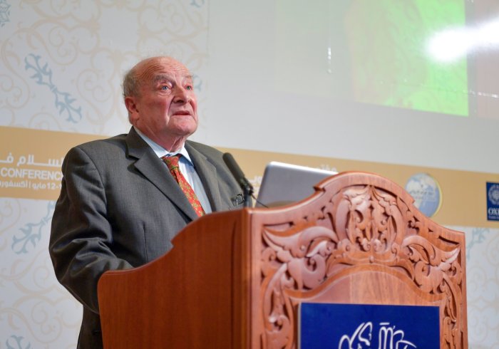 British intellectual and diplomat Alan Munro participates in the conference on the Peace In The Revealed Religions organized by the MWL in Oxford. A number of international intellectual and religious leaders took part in the event.