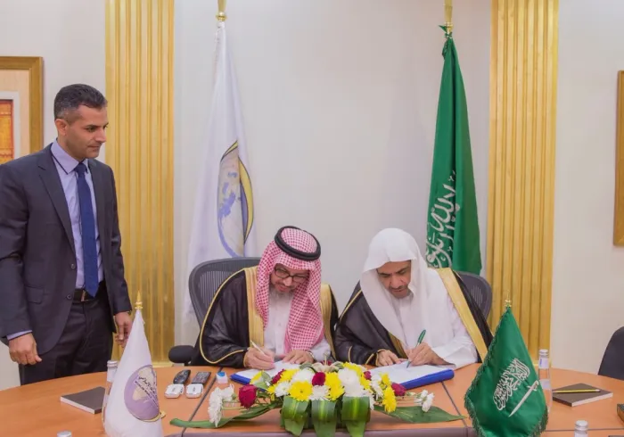 Le Secrétaire Général de la Ligue Islamique Mondiale recevant le Secrétaire Général de l’institut d’évaluation du Conseil de coopération des pays du Golfe afin de signer des accords de collaboration.