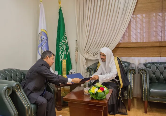 Le SG recevant l’invitation officielle du Président du Kazakhstan, Noursoultan Nazarbaïev, remise par son Ambassadeur en Arabie