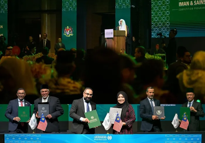 جناب دبیرکل، رئیس انجمن علمای مسلمان، آقای دکتر شیخ محمد العیسی،  , شورای جهانی اعجاز علمی در قرآن و سنت را افتتاح کرد و مراسم اختتامیه برنامه و مسابقه «علم و ایمان» وابسته به سازمان همبستگی جهان اسلام را در پایتخت مالزی «کوالالامپور» سرپرستی کرد.