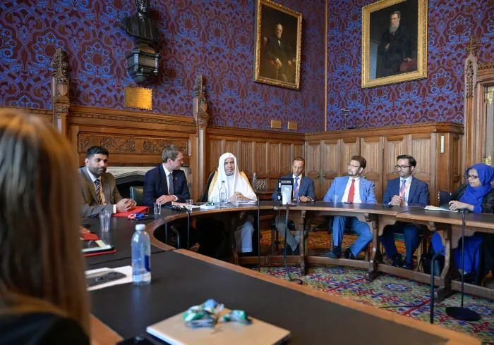 El presidente y los responsables del Parlamento británico rinden homenaje al Secretario General de la Liga del Mundo Islámico