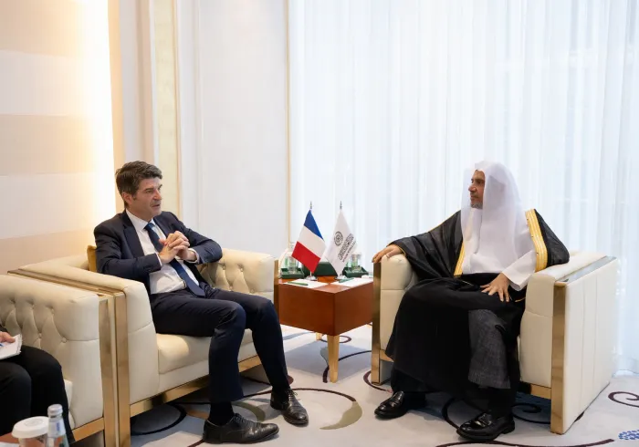 Yang Mulia Sekretaris Jenderal LMD, Ketua Organisasi Ulama Muslim, Syekh Dr. Mohammed Alissa, bertemu dengan Yang Mulia Duta Besar Republik Prancis untuk Kerajaan Arab Saudi, Tuan Patrick Maisonnave, di kantornya di Riyadh pada siang hari ini.