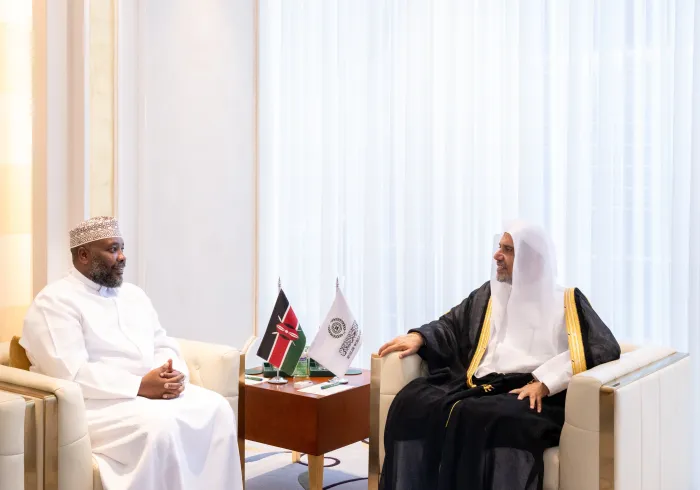 Yang Mulia Sekretaris Jenderal LMD, Ketua Organisasi Ulama Muslim, Syekh Dr. Mohammed Alissa, menerima kunjungan Yang Mulia Duta Besar Republik Kenya untuk Kerajaan Arab Saudi, Tuan Mohamed Ramadhan Ruwange.
