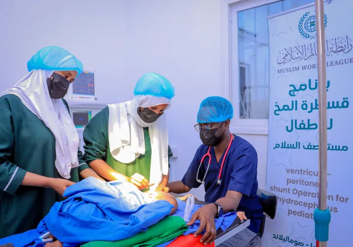 ‏تدشينُ برنامج “قسطرة المخّ للأطفال” في "هرجيسا" بالصومال.  ‏يُنفَّذُ البرنامجُ في مستوصف السَّلام الطبي، التابع لرابطة العالم الإسلامي، ويتمُّ خلالَه إجراء جراحات قسطرةٍ تداخُلية دقيقة في المُخ، على يد طاقمٍ طبيٍّ من نُخبة الاستشاريين والمُتخصصين.